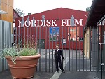 vor dem Nordisk Film Studio in Valby