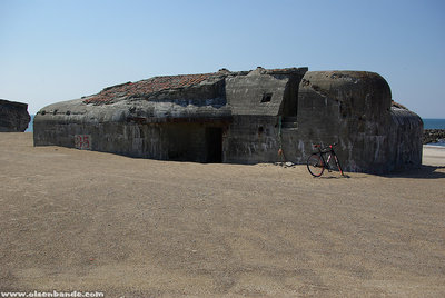 Bunker wie aus der Olsenbande (baugleicher Typ) in Thyborøn. Das Fahrrad gehört nicht Egon ;-))