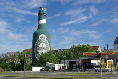 Für so viel Bier brauchen wir eine große Flasche. Manche haben 2012 auch Glück mit blauen Himmel und Sonne beim Fotografieren ;-)