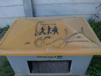 09170001.JPG (1.31 MiB) 28957 mal betrachtet Und falls es glatt wird - streuen nicht vergessen! Bei so einem Streubehälter macht das auch mächtig gewaltig Spaß. Gesehen habe ich den vor ein paar Jahren in Halle/Saale.