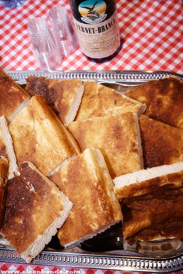 In Ove Sprogøes Tradition: Fernet-Branca und Kuchen, beides brachte Ove häufig für das Team zu den Dreharbeiten mit (Foto: Kristian Septimius Krogh)