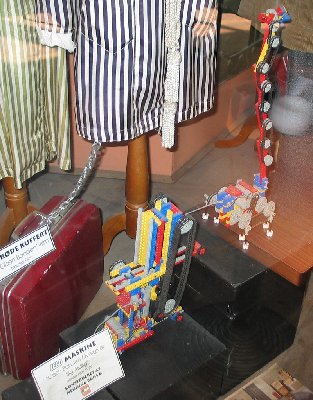 lego-roboter.jpg (234.43 KiB) 12547 mal betrachtet Lego Roboter im Café Olsen-Banden in Kopenhagen