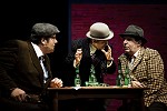 Egon hat einen Plan. Amin Jensen als Kjeld, Kirsten Lehfeldt als Egon und Søren Østergaard als Benny (Foto: Robin Skjoldborg)